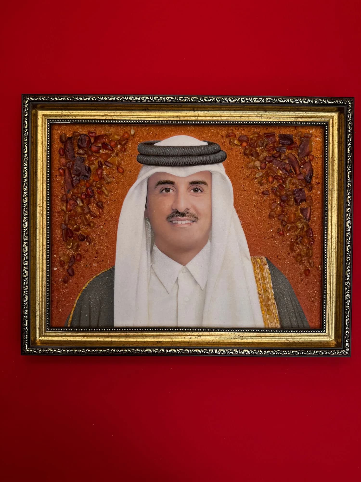 لوحة كهرمان ملكية للشيخ تميم بن حمد آل ثاني، أمير قطر - 1