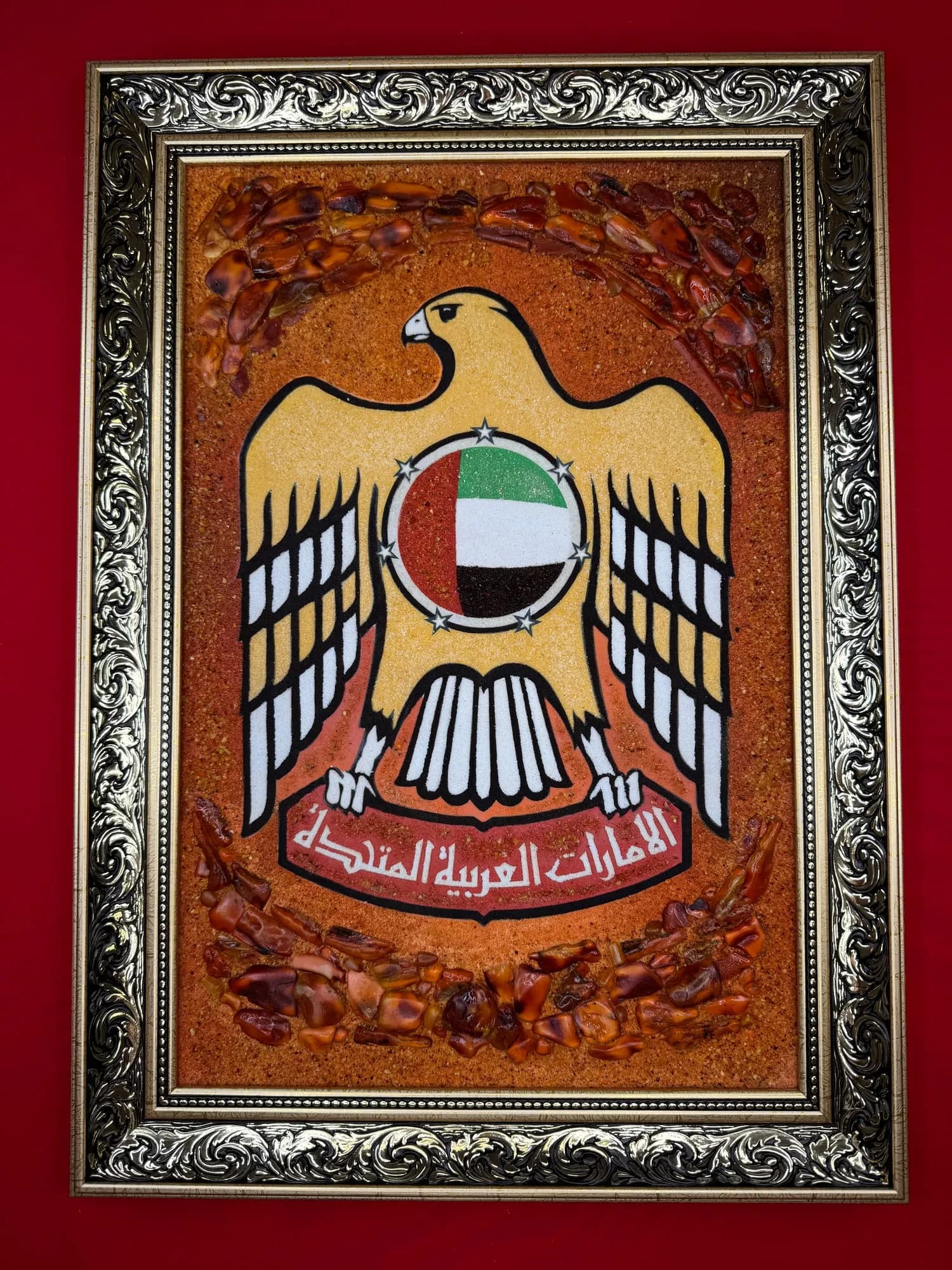 لوحة كهرمان فنية بشعار الإمارات العربية المتحدة الوطني - 1