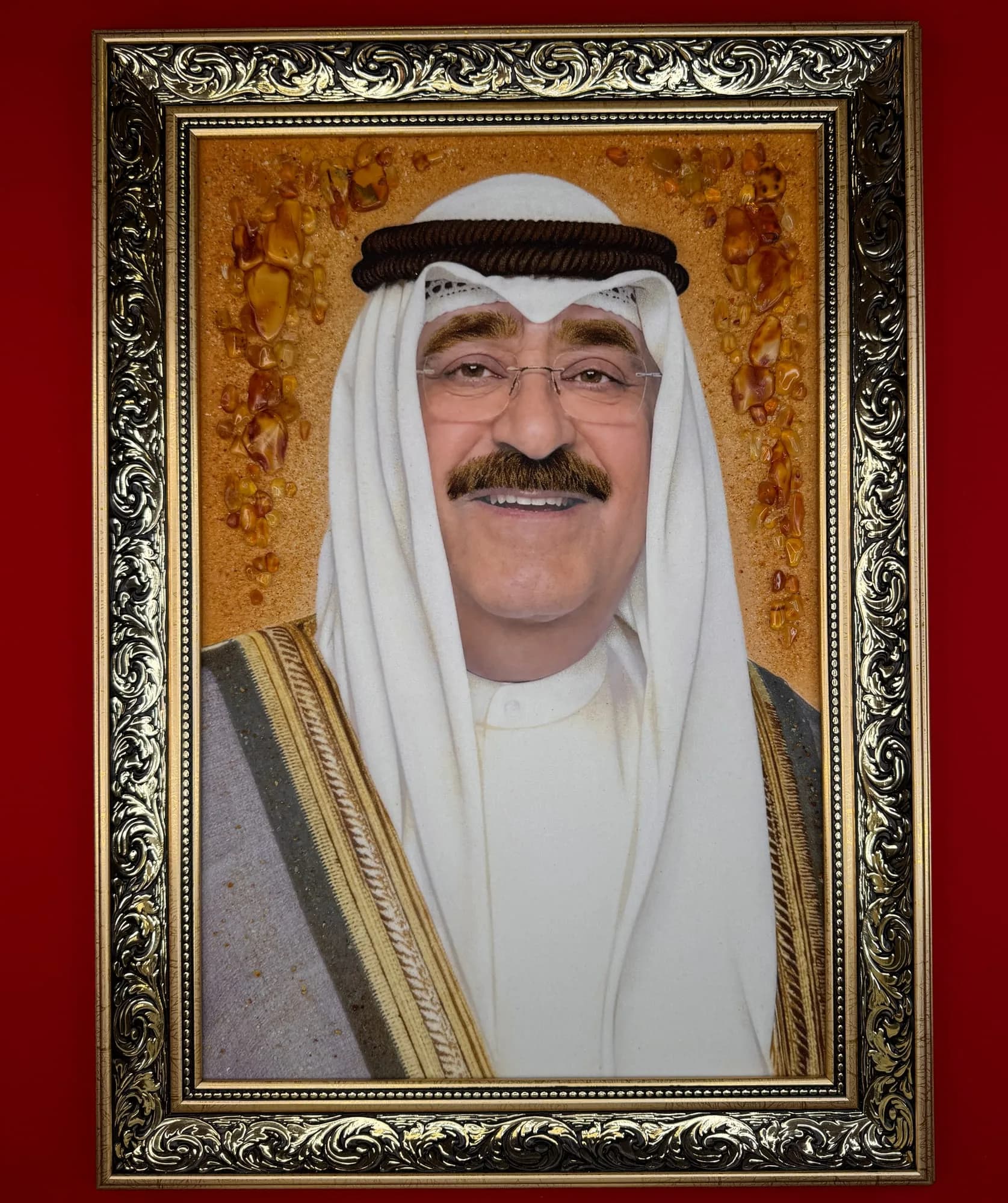 لوحة كهرمان ملكية للشيخ مشعل الأحمد الجابر الصباح، أمير الكويت - 1