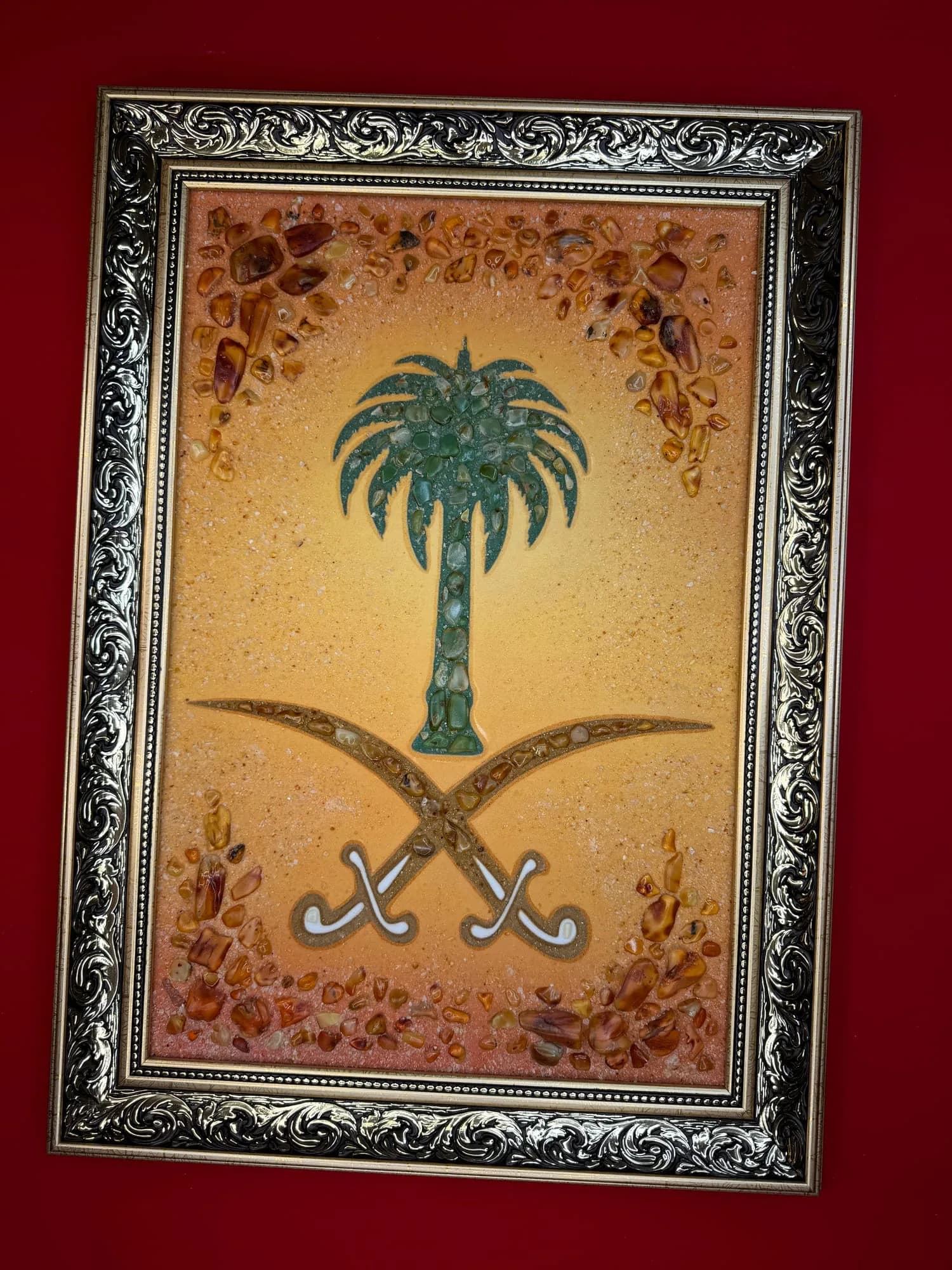 لوحة كهرمان فنية بشعار المملكة العربية السعودية الوطني - 1